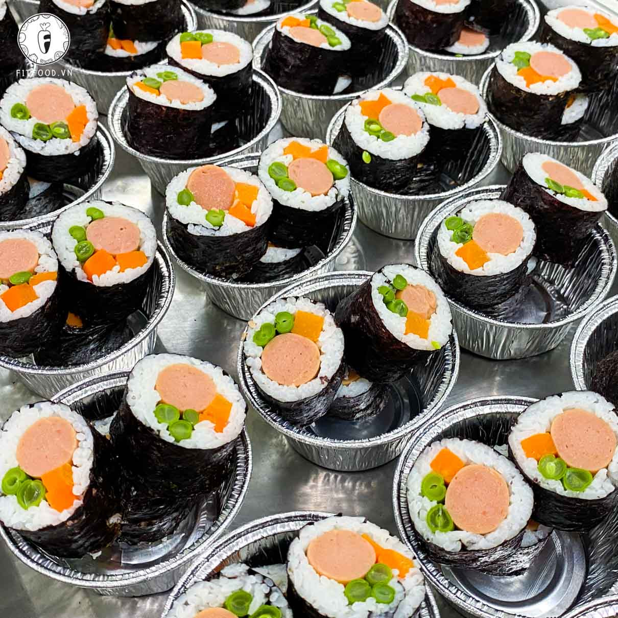 Hình ảnh kimbap trên bàn